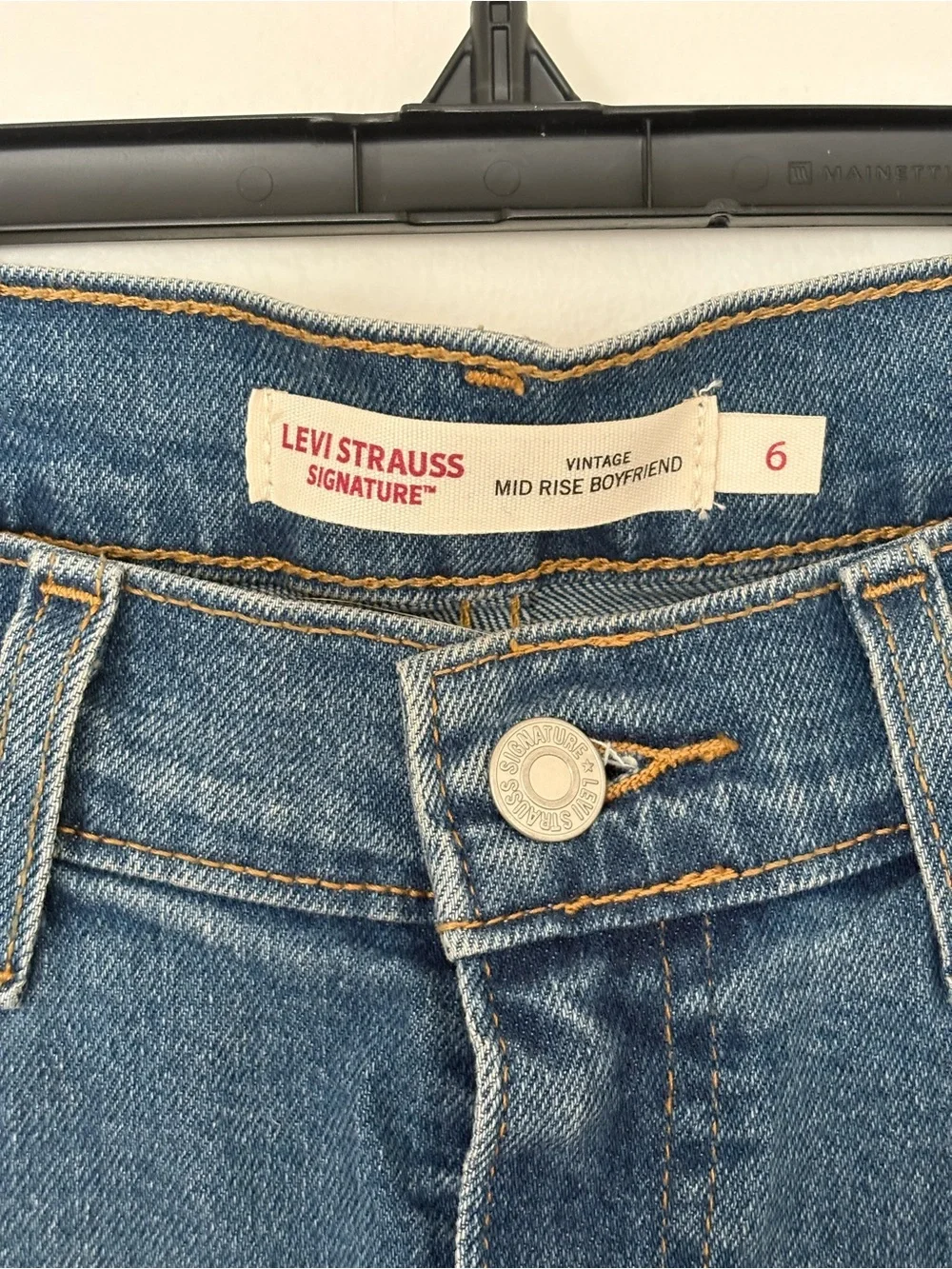 Levi's vintage Mid Rise Boyfriend Jeans in Medium Blue Wash Size 6
